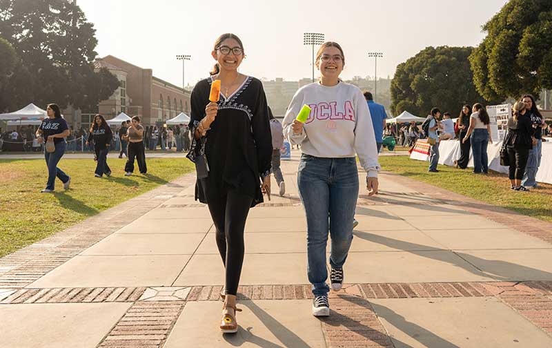 UCLA students enjoy a paleta/popsicle at the 2024 Latinx Welcome.